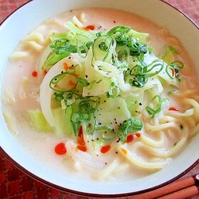 ラー油と黒胡椒がピリリ！お手軽豆乳みそラーメン♪